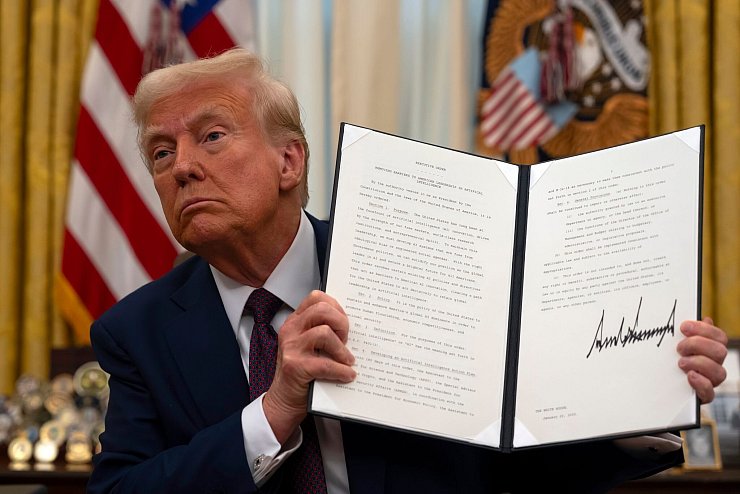 In den ersten 100 Tagen unterschrieb Trump über 100 Dekrete. (Archivbild) - © Ben Curtis/AP/dpa