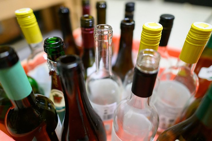 An den Feiertagen stoßen viele Menschen gern mit Alkohol an. - © Robert Michael/dpa