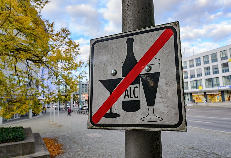 An manchen Orten im öffentlichen Raum ist Alkohol-Trinken verboten - etwa hier in Frankfurt (Oder). (Archivbild) - © Patrick Pleul/dpa