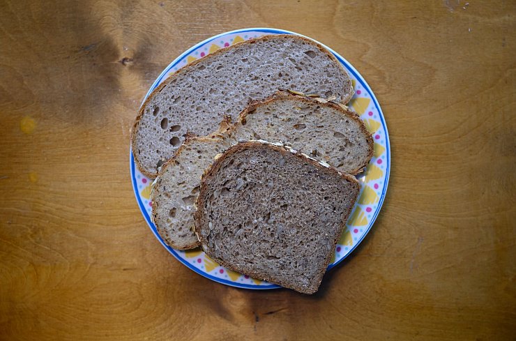 Scheiben von Mischbrot, Vollkornbrot und Kürbiskernbrot liegen auf einem Teller. (Symbolbild) - © Robert Michael/dpa