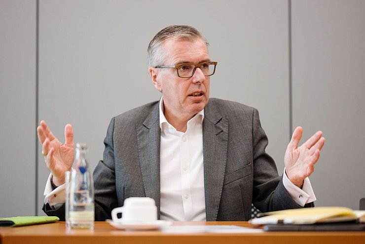 ZF-Chef: «Wir glauben auch nicht, dass 2026 besser wird.» (Archivbild) - © Oliver Dietze/dpa