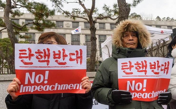 Unterstützer von Yoon Suk Yeol hatten sich am Donnerstag vor dem Verfassungsgericht in Seoul versammelt. - © Kim Jae-Hwan/SOPA Images via ZUMA Press Wire/dpa