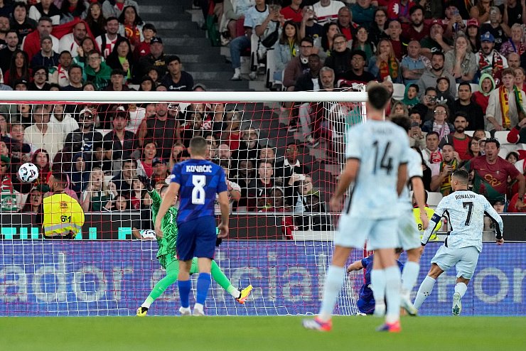 Portugals Cristiano Ronaldo trifft in der Nations League gegen Kroatien und schießt damit das 900. Tor seiner Profikarriere. - © Armando Franca/AP