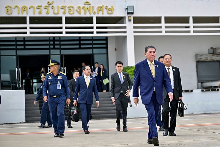 Thailands Übergangsministerpräsident Phumtham Wechayachai flog am Morgen nach Malaysia ab. - © Uncredited/The Government Spokesman Office/AP/dpa