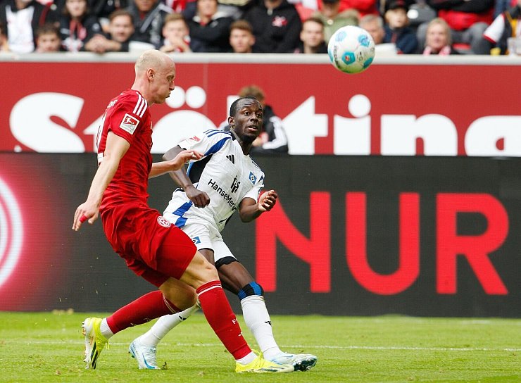 Dompé brachte den HSV per Traumtor in Führung. - © Roland Weihrauch/dpa