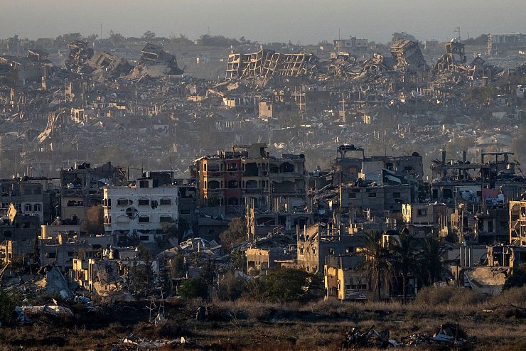 Zerstörte Gebäude sind im Gazastreifen zu sehen. (Archivbild) - © Ariel Schalit/AP/dpa