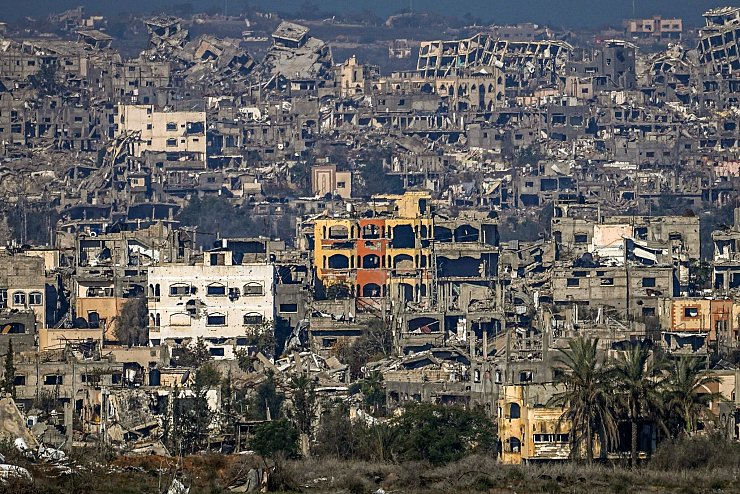 Zerstörte Gebäude sind im Gazastreifen zu sehen. (Archivbild) - © Tsafrir Abayov/AP/dpa
