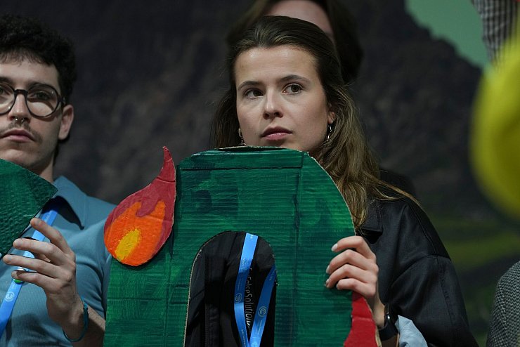 Prangert den Einfluss der Fossil-Konzerne an: Luisa Neubauer. - © Peter Dejong/AP/dpa