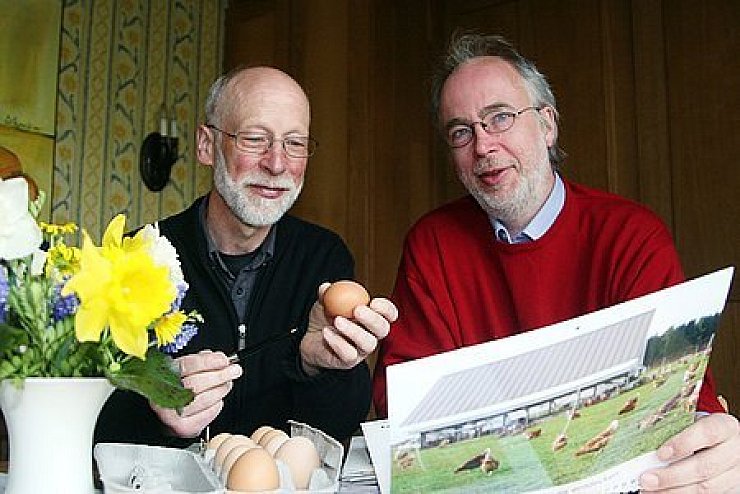 Propagieren das "Hühnermobil": Helmut Diekmann (links) und Dr. Bernd Nagel-Held vom Regionalvermarktungsverein "Lippequalität". - © Foto: Doris Lüdeking