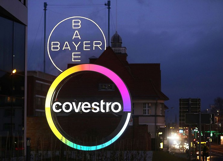 Covestro gehörte früher zu Bayer, die Firmenzentralen der beiden Konzerne liegen in Leverkusen in unmittelbarer Nähe. - © Oliver Berg/dpa