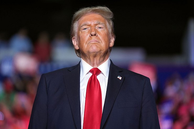 Eigentlich lag Trump in Umfragen in Iowa bisher vor Harris. - © Evan Vucci/AP/dpa