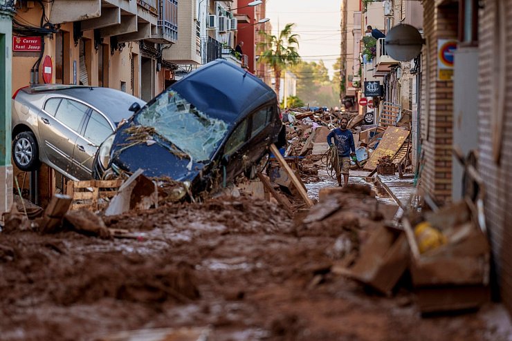Autos, Möbel und Schlamm türmen sich in den Straßen. - © Manu Fernandez/AP/dpa