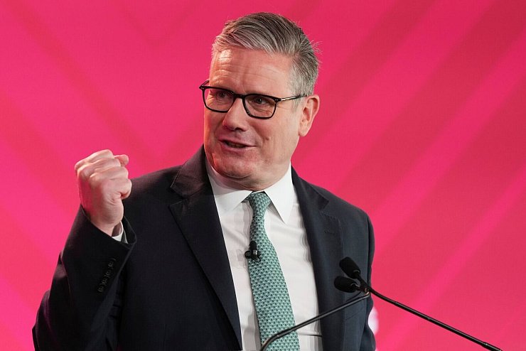 Der britische Premierminister droht Israel wegen der Lage in Gaza. - © Frank Augstein/Pool AP/dpa