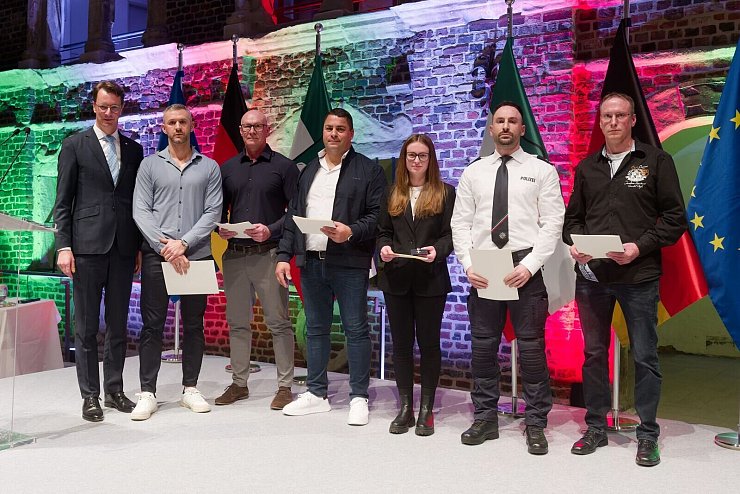 NRW-Ministerpräsident Hendrik Wüst (CDU) hat Einsatzkräfte mit der Rettungsmedaille des Landes ausgezeichnet, die im Mai 2023 Opfer eines Mordanschlages in einem Ratinger Hochhaus wurden. Nicht alle waren anwesend. - © Henning Kaiser/dpa