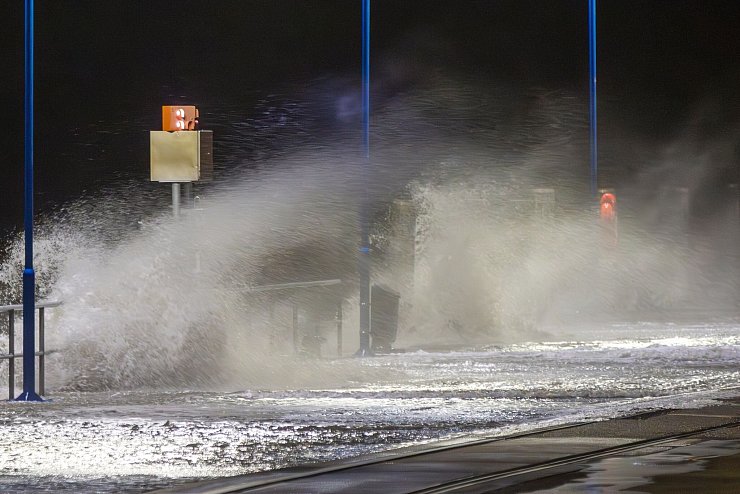 Das Wasser der Nordsee peitscht auf den Fährhafen Dagebüll. - © Bodo Marks/dpa