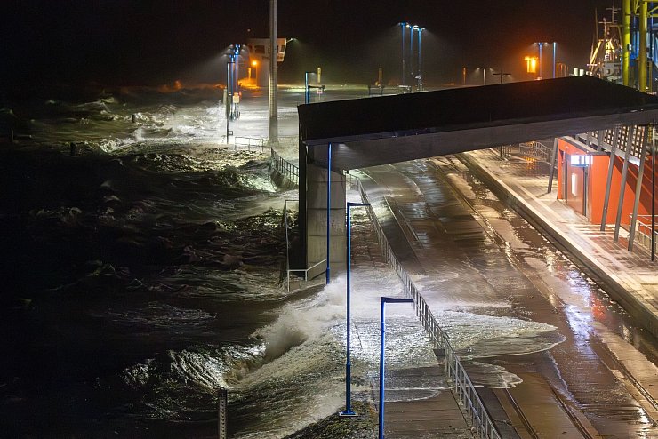 Der Sturm sorgte teils für Überschwemmungen. - © Bodo Marks/dpa