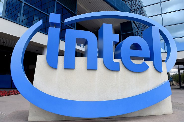 Der einstige Branchenpionier Intel kämpft mit Geldsorgen und muss sparen. - © Andrej Sokolow/dpa