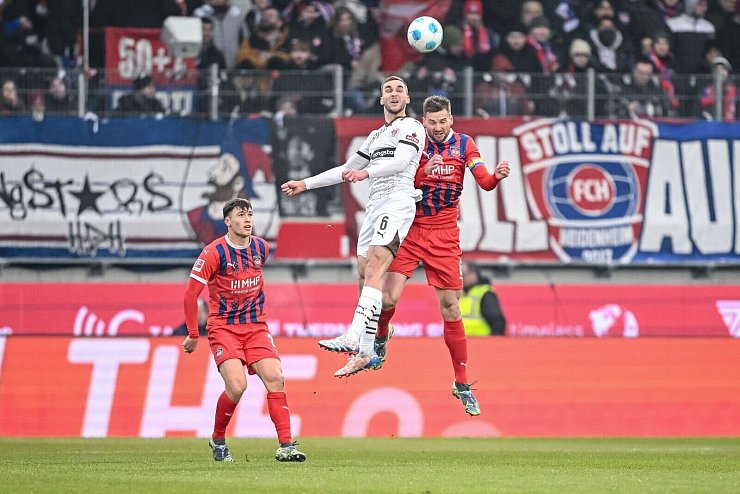 Ob in der Luft oder auf dem Rasen: Heidenheim und St. Pauli lieferten sich ein umkämpftes Duell. - © Harry Langer/dpa