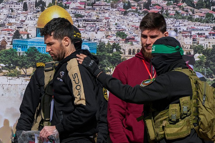 Israelische Geiseln vor der Übergabe an das Rote Kreuz. - © Abdel Kareem Hana/AP/dpa