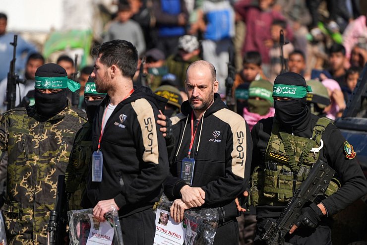 Israelische Geiseln vor der Übergabe an das Rote Kreuz. - © Abdel Kareem Hana/AP/dpa