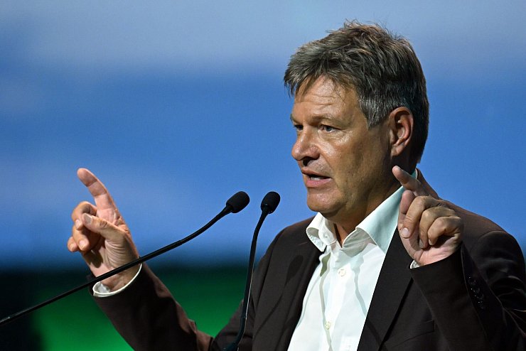 Nach dem vorläufigen Stopp der Intel-Investition bleibt Bundeswirtschaftsminister Robert Habeck (Grüne) zuversichtlich: «Wir haben unsere Hausaufgaben gemacht.» - © Federico Gambarini/dpa