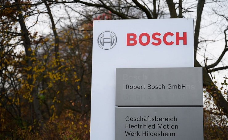 Weil die Autohersteller weniger Teile für E-Autos kaufen, will Bosch auch in Hildesheim Jobs streichen. - © Alicia Windzio/dpa