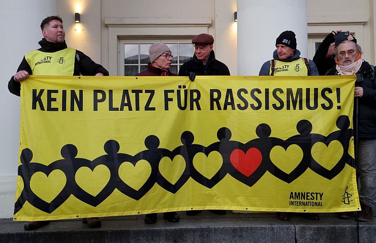 Vereine und Verbände, die sich für die Interessen von Menschen einsetzen, die von Rassismus betroffen sind, beklagen, dass ihre Perspektive da, wo Entscheidungen getroffen werden, häufig fehle. (Archivbild) - © Bernd Wüstneck/dpa