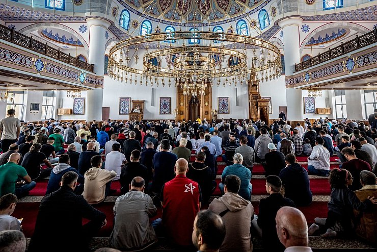 Muslimische Menschen fühlen sich in Deutschland häufig aufgrund ihrer Religion diskriminiert. (Archivbild) - © Christoph Reichwein/dpa