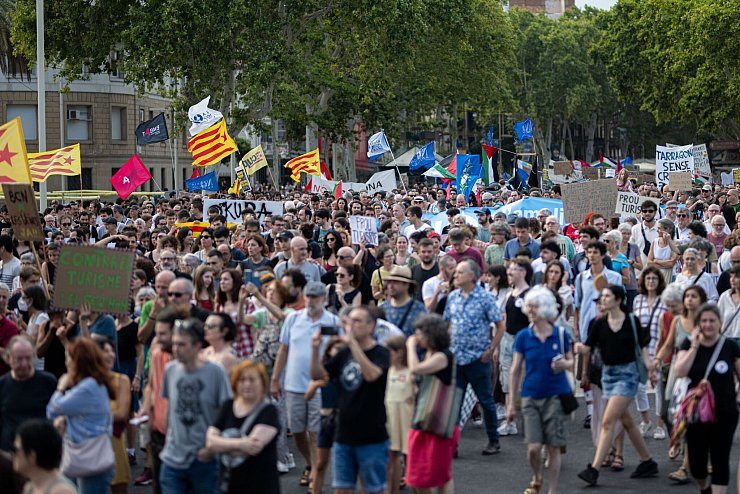 "Mehr Fahrräder, weniger Flugzeuge" lautet eine der Forderungen der Demonstranten in Barcelona. - © Lorena Sopêna/EUROPA PRESS/dpa