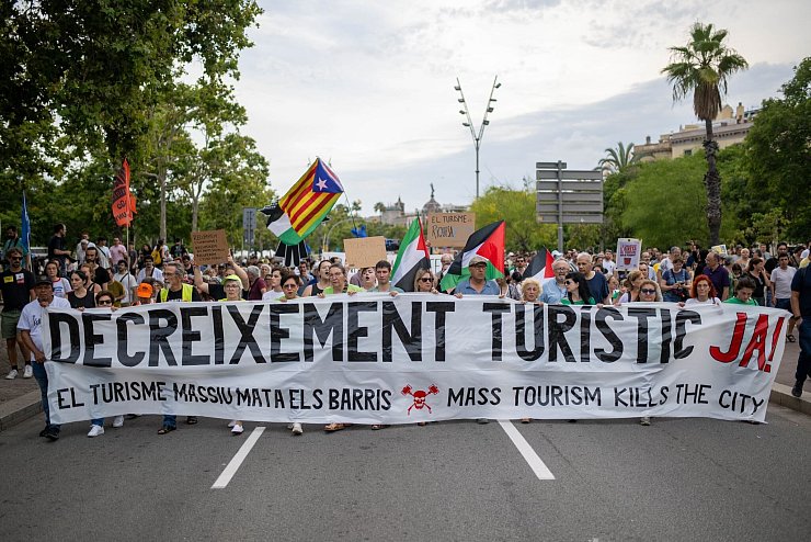 Von einer "Verminderung des Massentourismus jetzt" erhoffen sich viele Menschen einen bezahlbareren Wohnraum. - © Lorena Sopêna/EUROPA PRESS/dpa
