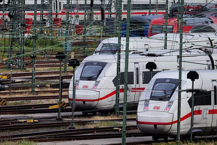 Die Bahn richtet einen neuen Direktzug von Nord nach Süd ein. (Archivbild) - © Christian Charisius/dpa