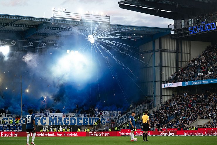 Magdeburger Fans sorgten für eine Unterbrechung der Partie in Bielefeld. - © Marius Becker/dpa