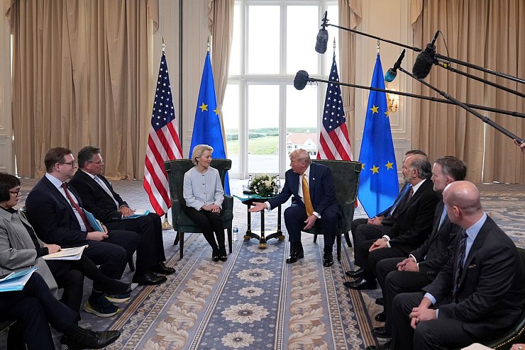 Die EU und USA hatten monatelang verhandelt. - © Jacquelyn Martin/AP/dpa