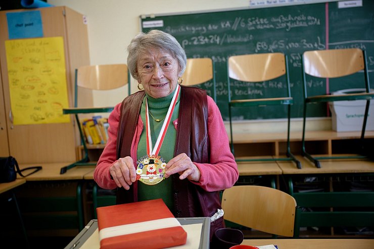Die 100 Jahre alte Wahlhelferin Lydia Mörs-Plattes wurde für ihren Einsatz mit dem Karnevalsorden der Oberbürgermeisterin geehrt. - © Henning Kaiser/dpa