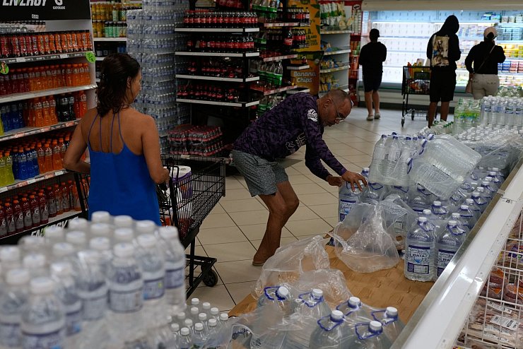 In Erwartung des Hurrikans kauften Menschen Wasser und Lebensmittel, um für den schlimmsten Fall vorbereitet zu sein. - © Matias Delacroix/AP/dpa