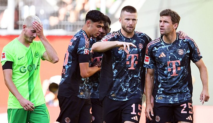 Auftaktsieg in Wolfsburg: Der FC Bayern jubelt. - &copy; Swen Pf&ouml;rtner/dpa