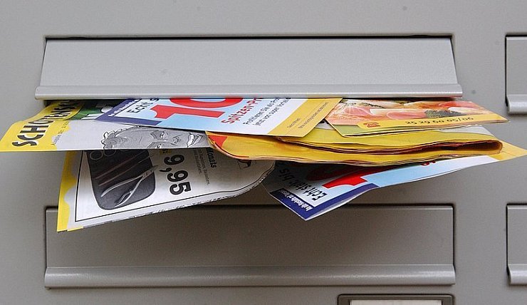 Zwei Bünder entdeckten die auf den ersten Blcik gute Überraschung in ihren Briefkästen. - © FOTO: DPA