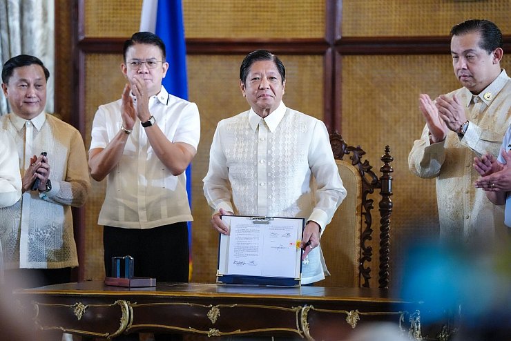 Präsident Marcos Jr. will mit den Gesetzen die Ansprüche seines Landes untermauern. - © Uncredited/MALACANANG PRESIDENTIAL COMMUNICATIONS OFFICE/AP/dpa