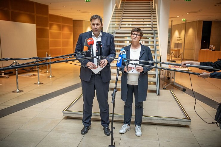 Zeitnah soll ein Nachfolger feststehen, kündigten die Parteichefs an. - © Michael Kappeler/dpa