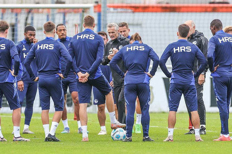 Schalke-Trainer Kees van Wonderen im Gespräch mit seiner neuen Mannschaft. - © Tim Rehbein/dpa