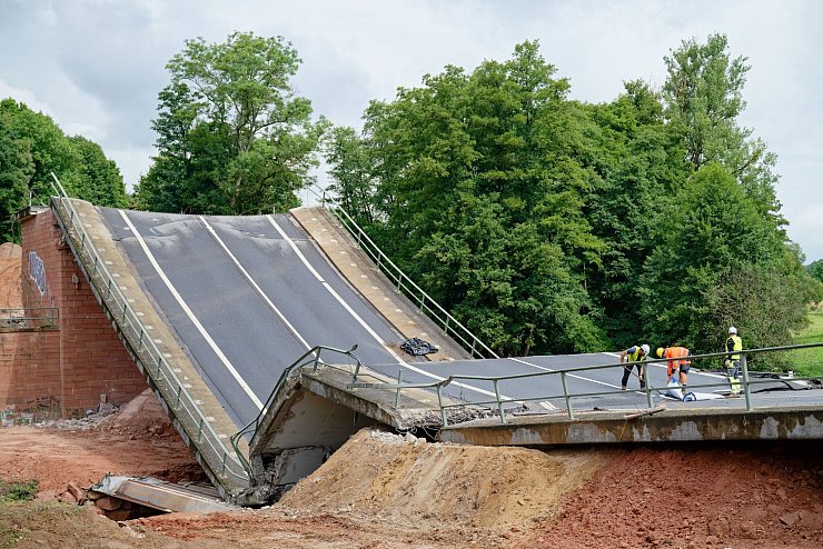 Aufräumarbeiten sollten nach Sprengung beginnen. - © Uwe Anspach/dpa