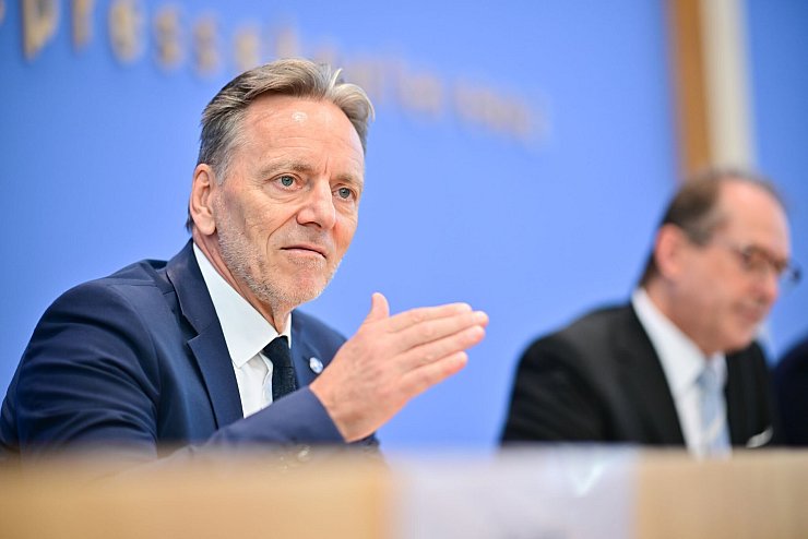 BKA-Präsident Holger Münch erwartet mehr Ermittlungserfolge durch die geplante IP-Adressenspeicherung. - © Sebastian Christoph Gollnow/dpa