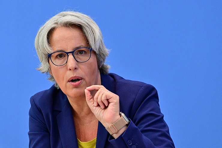 Die Missbrauchsbeauftragte des Bundes, Kerstin Claus, fordert in eindringlichen Worten mehr Kinderschutz: «Im Netz explodiert das Risiko sexualisierter Gewalt.» - © Sebastian Christoph Gollnow/dpa