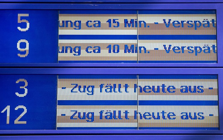 Zwischen Düsseldorf und Duisburg macht ein defektes Stellwerk Probleme. (Symbolbild) - © Christoph Reichwein/dpa