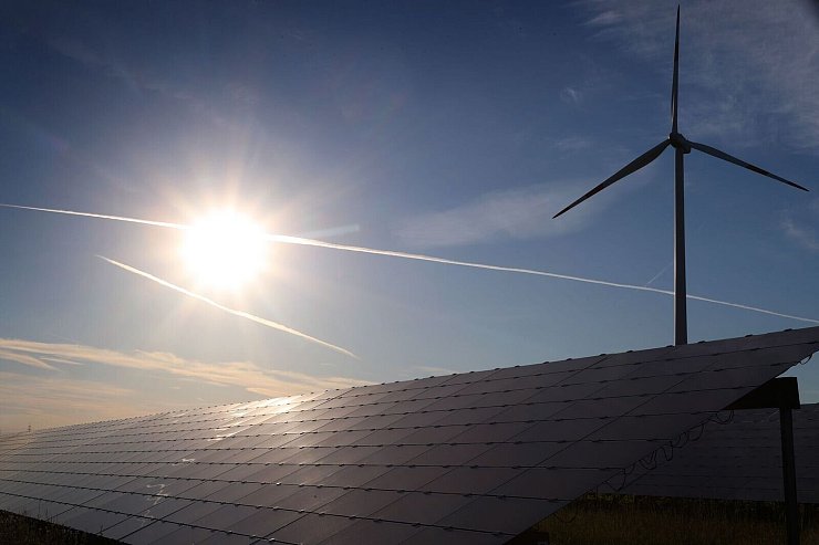 Zum Klimaschutz gehört beispielsweise der Ausbau erneuerbarer Energien. (Archivbild) - © Karl-Josef Hildenbrand/dpa