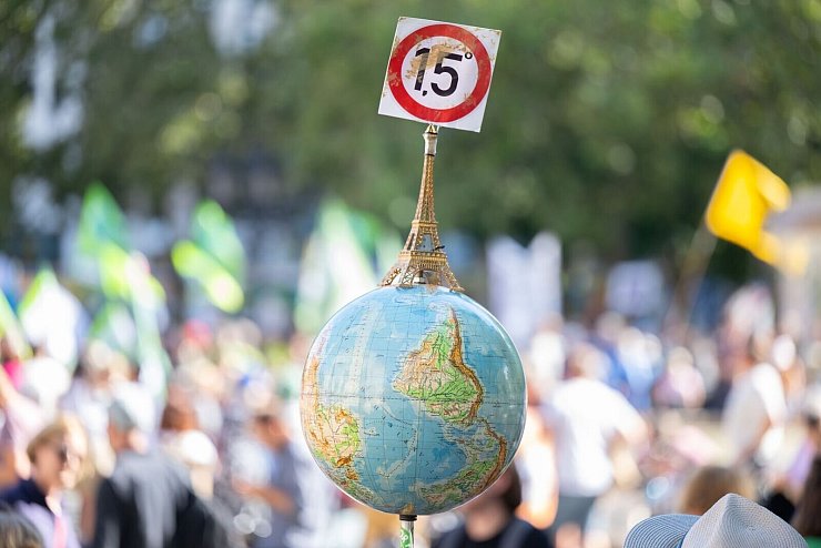 In Paris wurde das Ziel vereinbart, die Erderwärmung möglichst auf 1,5 Grad zu begrenzen im Vergleich zur vorindustriellen Zeit. - © Boris Roessler/dpa