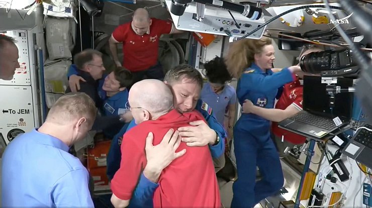 Die Raumfahrer umarmten sich herzlich, nachdem die SpaceX-Kapsel an die ISS angedockt hatte. - © Uncredited/NASA/AP/dpa