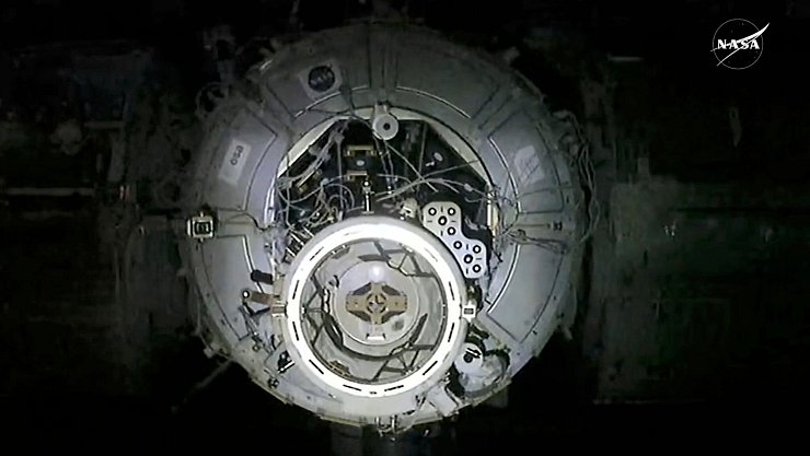 Die Crew der ISS bereitete das Andocken der SpaceX-Kapsel vor. - © -/NASA via AP/dpa