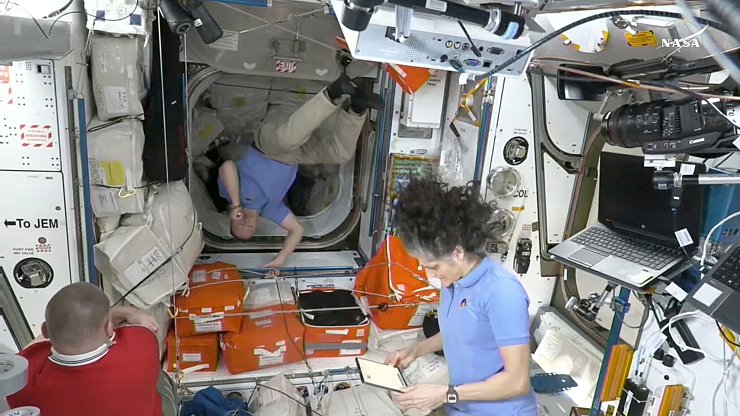 Für Suni Williams war es ein lang erwartetes Wiedersehen mit ihren Kollegen. - © -/NASA via AP/dpa