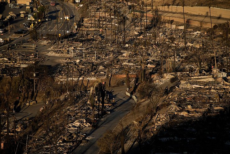 Mehr als 12.000 Gebäude wurden bislang durch die Brände zerstört oder beschädigt. - © John Locher/AP/dpa